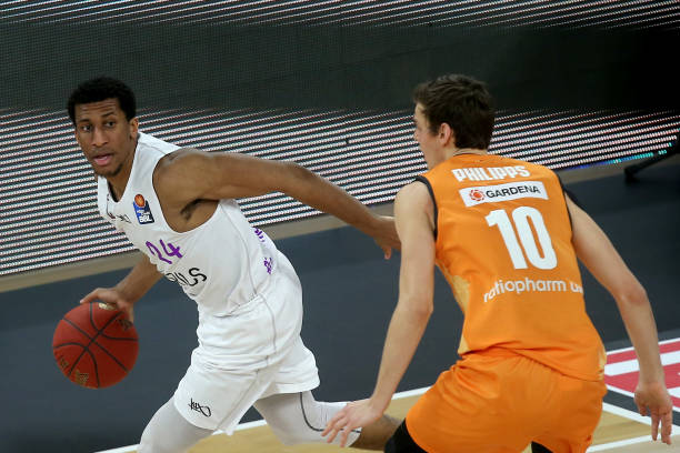 TA：曼联有意尤尔曼德和沃顿，正在谈判出售加纳乔、霍伊伦和桑乔